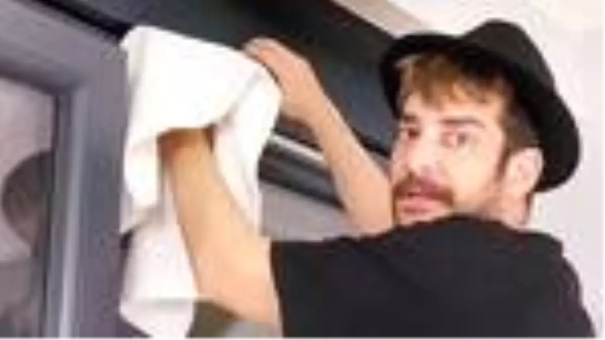 Enis Arıkan panjura sıkışan kuşu kurtardı