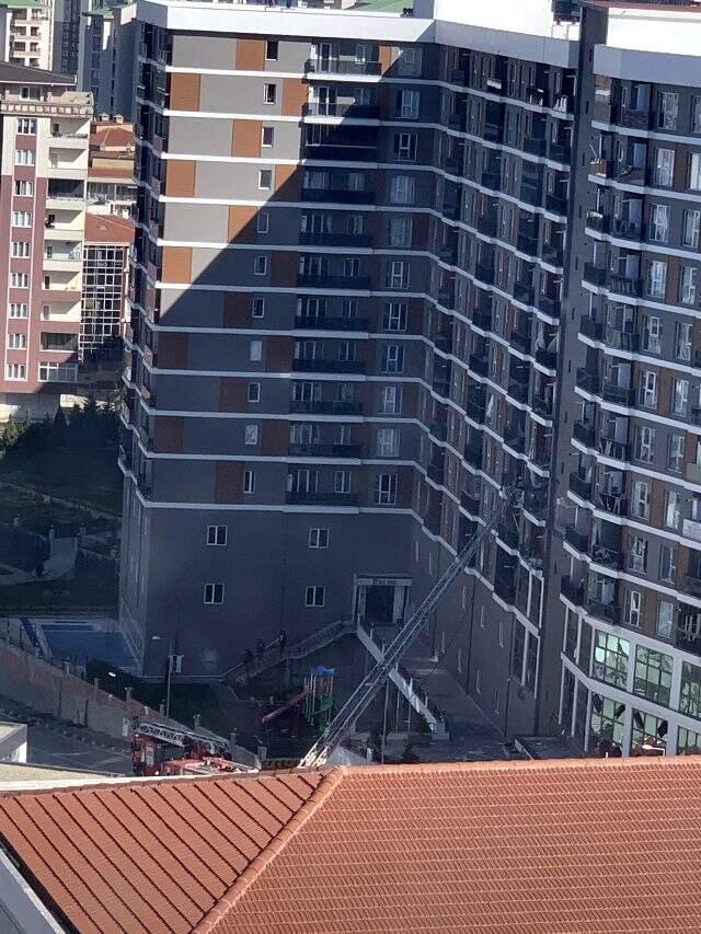 Esenyurt'ta bir binada meydana gelen patlama sonrası olay yeri savaş alanına döndü Esenyurt'ta bir binada meydana gelen patlama sonrası olay yeri savaş alanına döndü