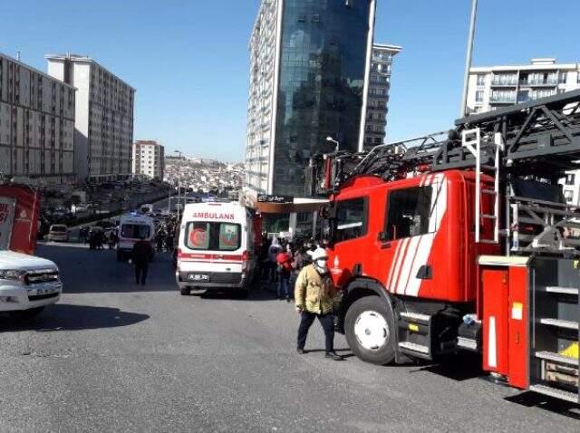 Esenyurt'ta bir binada meydana gelen patlama sonrası olay yeri savaş alanına döndü Esenyurt'ta bir binada meydana gelen patlama sonrası olay yeri savaş alanına döndü
