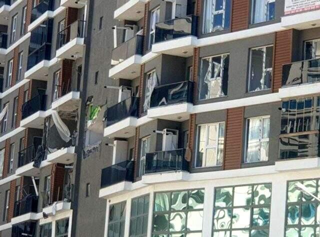 Esenyurt'ta bir binada meydana gelen patlama sonrası olay yeri savaş alanına döndü Esenyurt'ta bir binada meydana gelen patlama sonrası olay yeri savaş alanına döndü