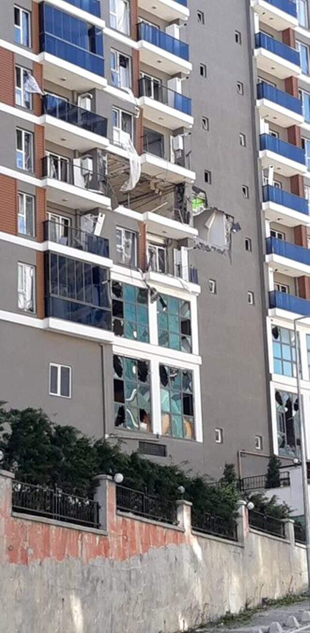 Esenyurt'ta bir binada meydana gelen patlama sonrası olay yeri savaş alanına döndü Esenyurt'ta bir binada meydana gelen patlama sonrası olay yeri savaş alanına döndü
