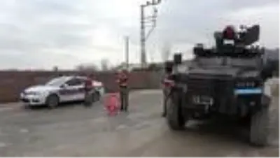 Jandarma karantinaya alınan yerleşim alanlarında nöbetini sürdürüyor Jandarma karantinaya alınan yerleşim alanlarında nöbetini sürdürüyor