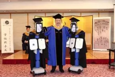 Japon öğrenciler Kovid-19 sebebiyle robotlar aracılığıyla mezun oldu Japon öğrenciler Kovid-19 sebebiyle robotlar aracılığıyla mezun oldu