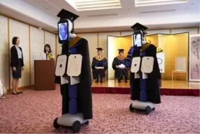 Japon öğrenciler Kovid-19 sebebiyle robotlar aracılığıyla mezun oldu Japon öğrenciler Kovid-19 sebebiyle robotlar aracılığıyla mezun oldu