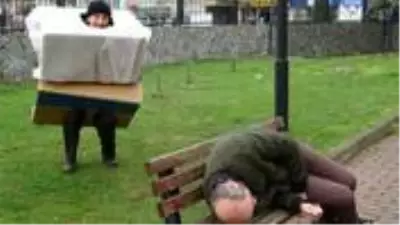 Korona kılığına giren tiyatrocu sokağa çıkanları hem kovaladı, hem bayılttı Korona kılığına giren tiyatrocu sokağa çıkanları hem kovaladı, hem bayılttı