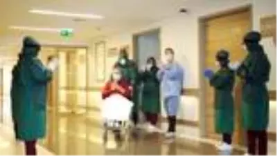 Koronavirüs tedavisi biten hasta alkışlarla taburcu edildi Koronavirüs tedavisi biten hasta alkışlarla taburcu edildi
