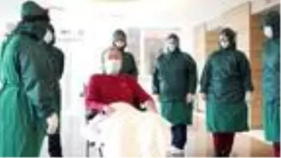 Koronavirüsü yendi, alkışlarla taburcu edildi Koronavirüsü yendi, alkışlarla taburcu edildi