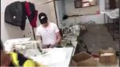 Mersin'de izinsiz maske ve tulum üretilen depoya baskın: 13 bin maske, 462 koruyucu tulum ele... Mersin'de izinsiz maske ve tulum üretilen depoya baskın: 13 bin maske, 462 koruyucu tulum ele...
