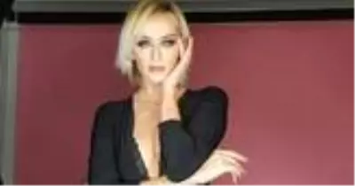 Model Didem Soydan, yarı çıplak halde verdiği pozla Instagram'a damga vurdu