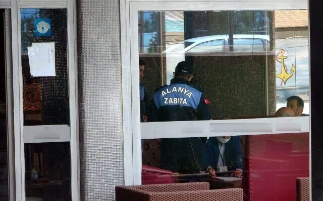 Otel işletmecisi, kız öğrencilerin odasını basıp adeta terör estirdi Otel işletmecisi, kız öğrencilerin odasını basıp adeta terör estirdi