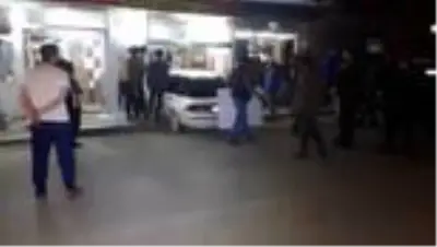Otomobil, bir araca çarptıktan sonra kasap dükkanına girdi Otomobil, bir araca çarptıktan sonra kasap dükkanına girdi