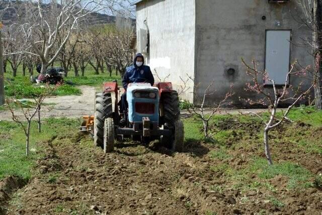 Polis, yasak sebebiyle evden çıkamayan yaşlı vatandaşın bahçesini sürdü Polis, yasak sebebiyle evden çıkamayan yaşlı vatandaşın bahçesini sürdü