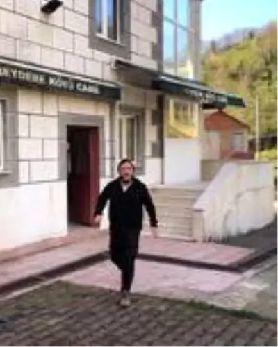 Rizeli gencin camiden yaptığı şiveli 'evde kalun' anonsu gülümsetti.