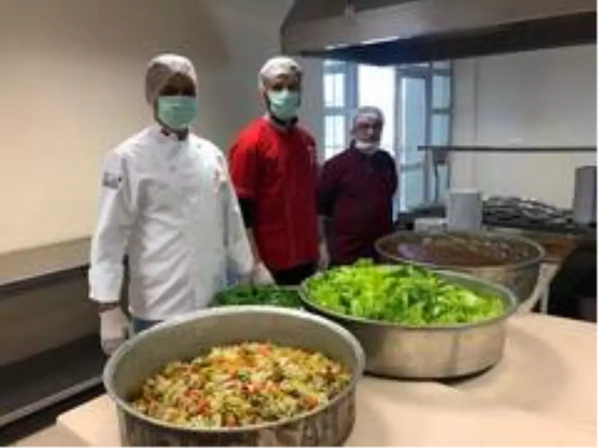 Sağlık çalışanlarına çiğköfte ikram edildi