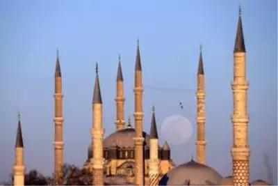 Selimiye Camisi, dolunayla kartpostallık manzaralar oluşturdu Selimiye Camisi, dolunayla kartpostallık manzaralar oluşturdu