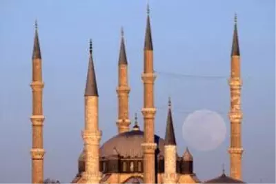 Selimiye Camisi, dolunayla kartpostallık manzaralar oluşturdu Selimiye Camisi, dolunayla kartpostallık manzaralar oluşturdu