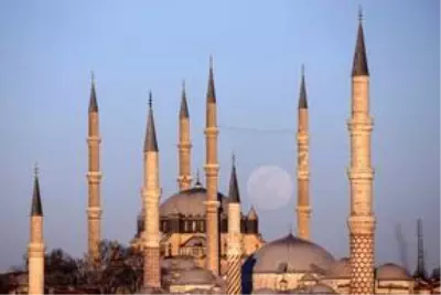 Selimiye Camisi, dolunayla kartpostallık manzaralar oluşturdu Selimiye Camisi, dolunayla kartpostallık manzaralar oluşturdu