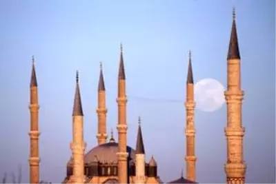 Selimiye Camisi, dolunayla kartpostallık manzaralar oluşturdu Selimiye Camisi, dolunayla kartpostallık manzaralar oluşturdu