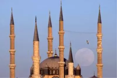 Selimiye Camisi, dolunayla kartpostallık manzaralar oluşturdu Selimiye Camisi, dolunayla kartpostallık manzaralar oluşturdu