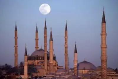 Selimiye Camisi, dolunayla kartpostallık manzaralar oluşturdu Selimiye Camisi, dolunayla kartpostallık manzaralar oluşturdu