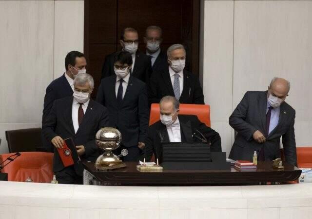 Son dakika: Meclis'te maskeli oturum! Milyonları ilgilendiren kararı görüşmek için toplandılar Son dakika: Meclis'te maskeli oturum! Milyonları ilgilendiren kararı görüşmek için toplandılar