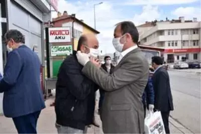Tomarza Belediye Başkanı Şahin ücretsiz maske dağıttı