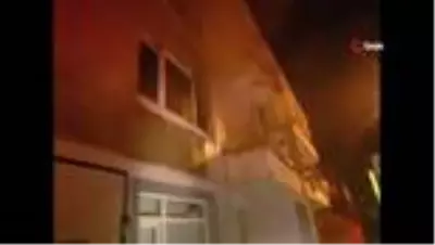 3 katlı binada çıkan yangın mahalleliyi sokağa döktü 3 katlı binada çıkan yangın mahalleliyi sokağa döktü