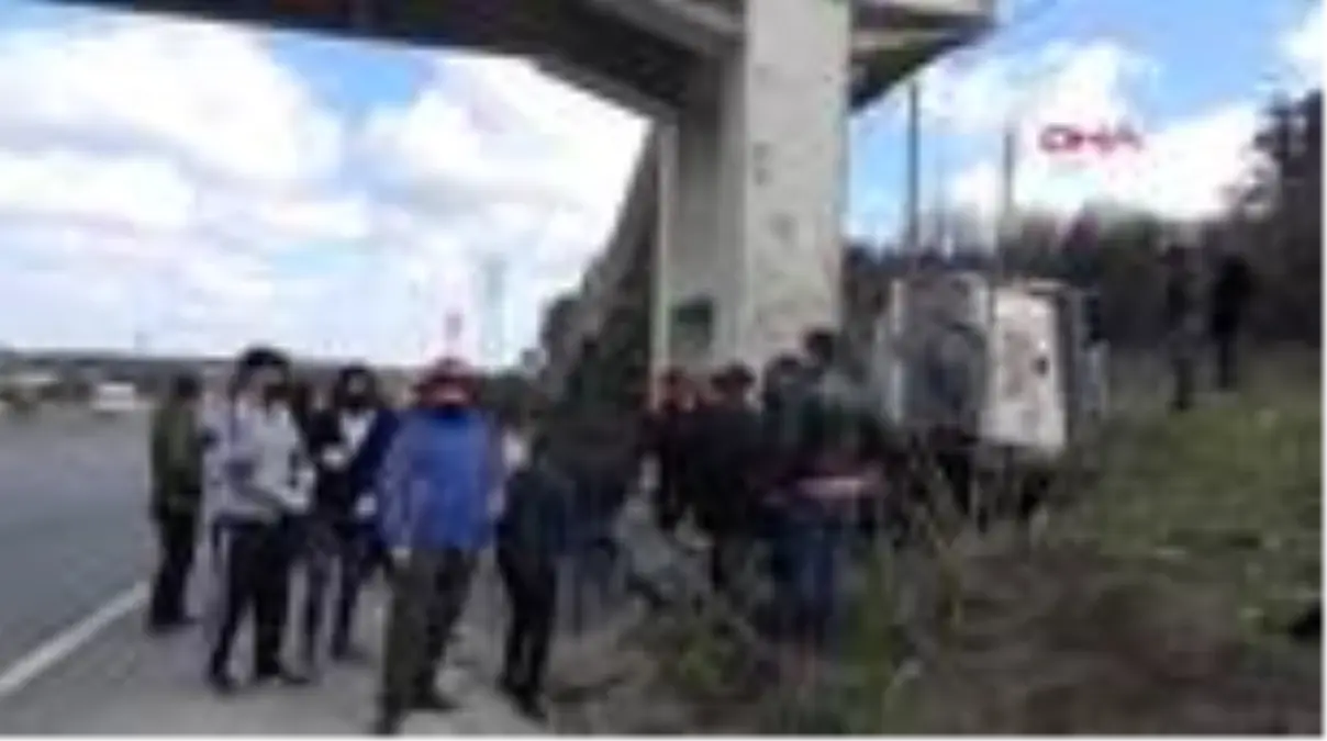 ARNAVUTKÖY'DE ÜST GEÇİDİN AYAĞINA ÇARPAN ARAÇ DEVRİLDİ