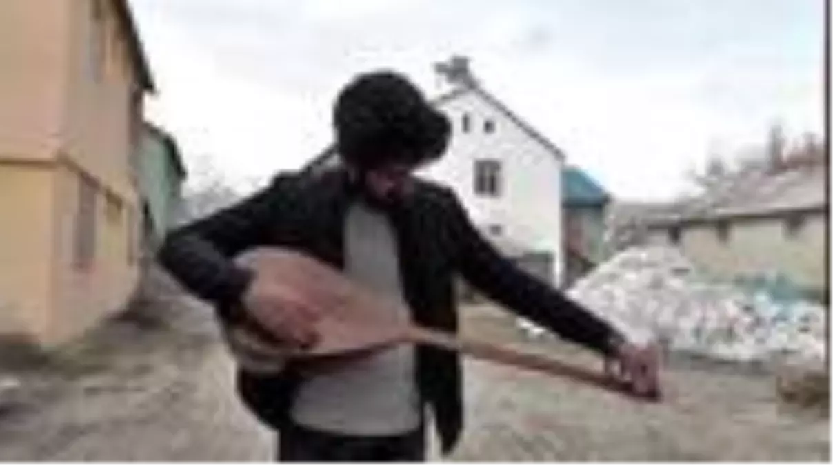 Bağlamasıyla sokak sokak dolaşıp evinden çıkamayan yaşlılara konser veriyor