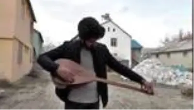 Bağlamasıyla sokak sokak dolaşıp evinden çıkamayan yaşlılara konser veriyor Bağlamasıyla sokak sokak dolaşıp evinden çıkamayan yaşlılara konser veriyor