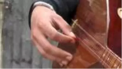 Bağlamasıyla sokak sokak dolaşıp evinden çıkamayan yaşlılara konser veriyor