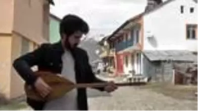 Bağlamasıyla sokak sokak dolaşıp evinden çıkamayan yaşlılara konser veriyor