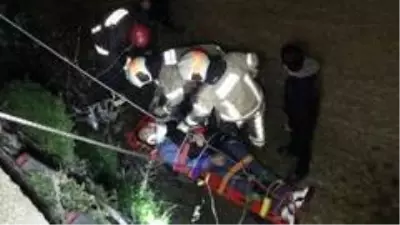 Bursa'da otomobil dereye uçtu: 3 yaralı Bursa'da otomobil dereye uçtu: 3 yaralı