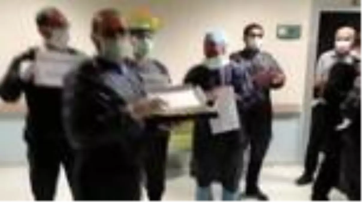 Doktorlar mesai arkadaşlarını önce alkışladı sonra baklava ikram etti