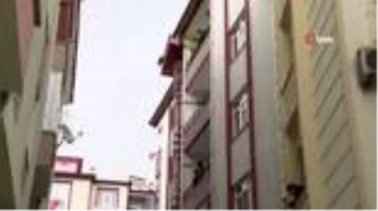 Elazığ'da evdeki gençlere Kürsübaşı ekibi tarafından sürpriz doğum günü