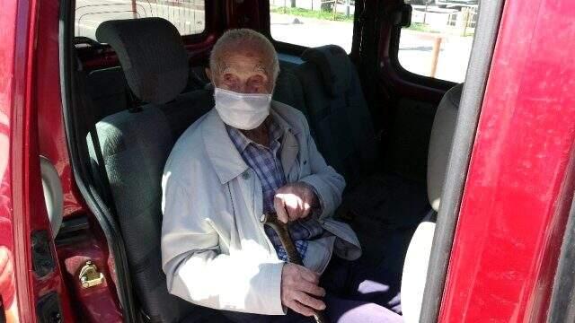 Eşinin cenazesinde virüs kapan 96 yaşındaki Kazım Amca koronavirüsü yendi Eşinin cenazesinde virüs kapan 96 yaşındaki Kazım Amca koronavirüsü yendi