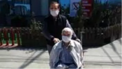 Eşinin cenazesinde virüs kapan 96 yaşındaki Kazım Amca koronavirüsü yendi Eşinin cenazesinde virüs kapan 96 yaşındaki Kazım Amca koronavirüsü yendi