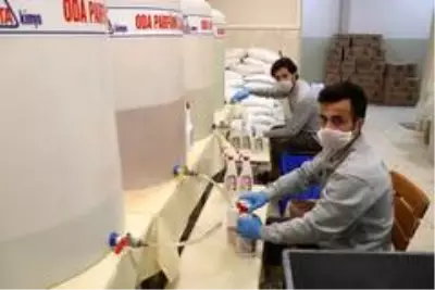 Fabrika gibi okul Türkiye'ye dezenfektan üretiyor
