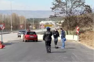 Freni arızalanan pikap, kontrol noktasında sürücülerin ateşini ölçen sağlık görevlisine çarptı Freni arızalanan pikap, kontrol noktasında sürücülerin ateşini ölçen sağlık görevlisine çarptı