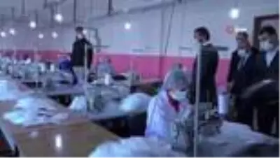 Hakkari'de günde 10 bin cerrahi maske üretiliyor Hakkari'de günde 10 bin cerrahi maske üretiliyor