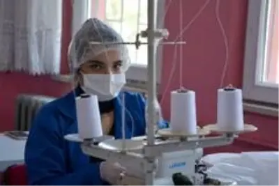 Hakkari'de günde 10 bin cerrahi maske üretiliyor Hakkari'de günde 10 bin cerrahi maske üretiliyor