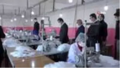 Hakkari'de günde 10 bin cerrahi maske üretiliyor Hakkari'de günde 10 bin cerrahi maske üretiliyor