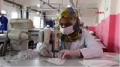 Hakkarili kadınlar maske ve tulum üretiyor Hakkarili kadınlar maske ve tulum üretiyor