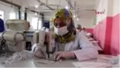 Hakkarili kadınlar maske ve tulum üretiyor Hakkarili kadınlar maske ve tulum üretiyor