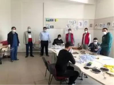 İlçede üretilen siperlikler, sağlık ve güvenlik ekiplerine dağıtıldı İlçede üretilen siperlikler, sağlık ve güvenlik ekiplerine dağıtıldı