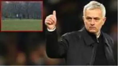 Jose Mourinho, dışarı çıkmama yasağını hiçe sayarak 4 futbolcusuna parkta idman yaptırdı Jose Mourinho, dışarı çıkmama yasağını hiçe sayarak 4 futbolcusuna parkta idman yaptırdı