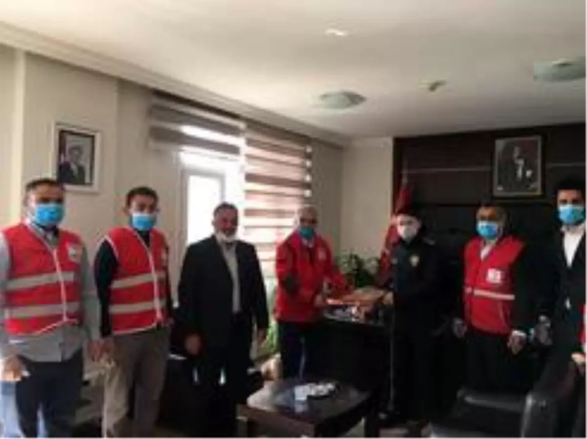 Kızılay'dan polislere moral