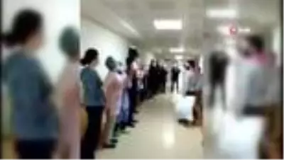 Korona virüsü yenen hastayı sağlık görevlileri alkışlarla uğurladı Korona virüsü yenen hastayı sağlık görevlileri alkışlarla uğurladı
