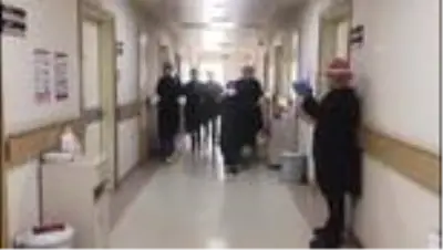 Koronavirüsü yenen yaşlı kadın alkışlarla taburcu edildi Koronavirüsü yenen yaşlı kadın alkışlarla taburcu edildi