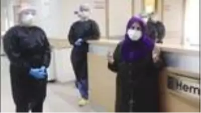 Koronavirüsü yenen yaşlı kadın alkışlarla taburcu edildi Koronavirüsü yenen yaşlı kadın alkışlarla taburcu edildi